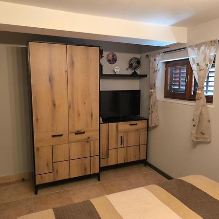 Little Gem Apartment Banjole Bagian luar foto